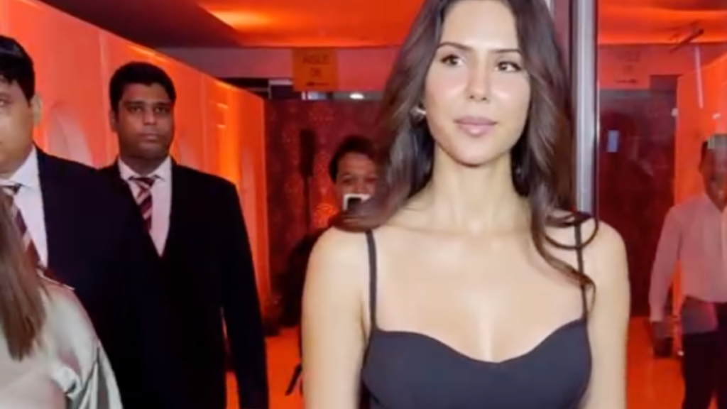 Sonam Bajwa Praises Akshay Kumar Bhooth Bangla Success bollywoodlifes.in